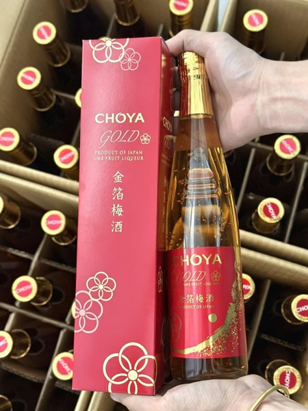 Rượu mơ vảy vàng Choya Gold hộp đỏ chai 500ml Nhật Bản 56