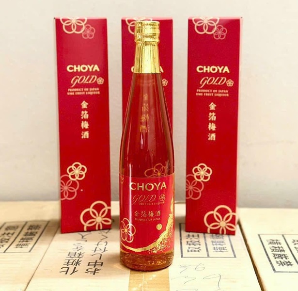 Rượu mơ vảy vàng Choya Gold hộp đỏ chai 500ml Nhật Bản 234